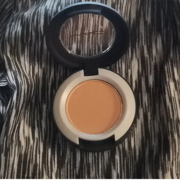 ❤️HP❤️ MAC Powder Kiss Soft Matte Eyeshadow - What Clout! - Picture 3 of 6